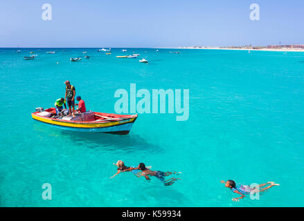 Capo Verde sal i pescatori portando le loro catture di pesce in barche da pesca al molo a Santa Maria, Isola di Sal , Isole di Capo Verde, Africa Foto Stock