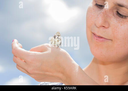 Farfalla di prendere un periodo di riposo di una persona. Foto Stock