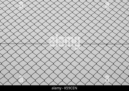 Diagonale di metallo bianco a griglia di filo o maglia, sfondo nero.  Immagine a colori Foto stock - Alamy