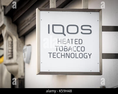 Tecnologia IQOS firmare al di fuori di un negozio in Soho Londra - IQOS è commercializzato da Philip Morris International e è un calore-non-burn prodotto Foto Stock