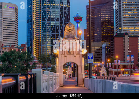Leone di pietra sul centro Street Bridge e dello skyline di Calgary, Calgary, Alberta, Canada Foto Stock