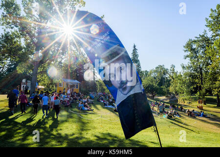 Pubblico arriva per Shakespeare da prua, Princes Island Park, Calgary, Alberta, Canada Foto Stock