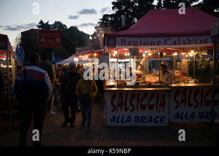 Biella, Italia - 15 aprile 2017: street preparazione alimentare, il mercato europeo in italia Foto Stock