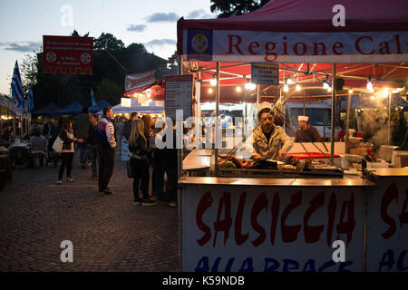 Biella, Italia - 15 aprile 2017: street preparazione alimentare, il mercato europeo in italia Foto Stock