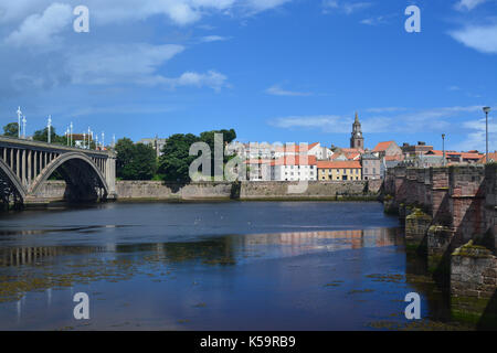 Royal tweed e ponte vecchio ponte di berwick Foto Stock