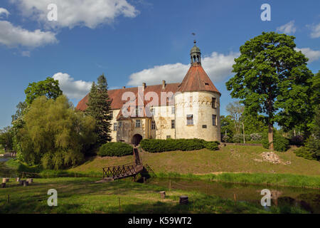 Il castello di jaunpils in Lettonia è stato costruito come livonia ordine fortezza. Foto Stock