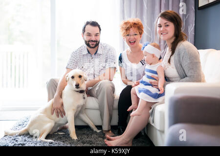 Close up ritratto di tre generazioni di donne essendo vicino, nonna, il bambino e la madre figlia a casa Foto Stock