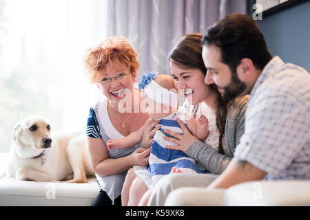 Close up ritratto di tre generazioni di donne essendo vicino, nonna, il bambino e la madre figlia a casa Foto Stock