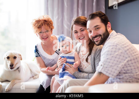 Close up ritratto di tre generazioni di donne essendo vicino, nonna, il bambino e la madre figlia a casa Foto Stock