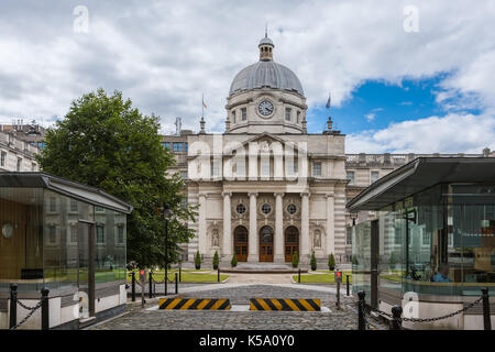 Dublino, Irlanda - 7 agosto 2017: beige storico palazzo del governo in merrion street superiore con cupola grigia e orologio sotto il cielo blu con nuvole bianche Foto Stock