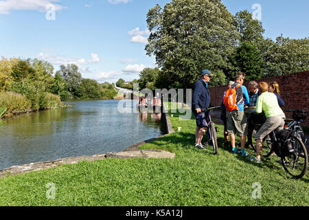 I ciclisti riunione sul canal alzaia. Foto Stock