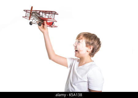 Sorridente ragazzo giocare con gli aeroplani in mano Foto Stock