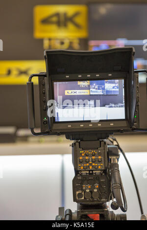 Kiev, Ucraina - 18 maggio 2017: panasonic professional il mirino della fotocamera su tv e radio international fair di acco international exhibition centre. Foto Stock