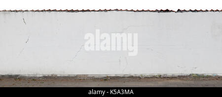 Lunghe e bianche incrinato parete intonacata e una recinzione frammento isolato. collage panoramico da diverse foto Foto Stock