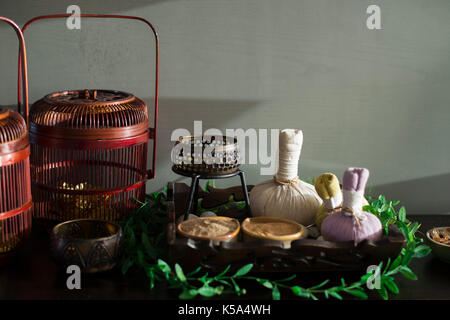 Comprimere a base di erbe di sfere e altri ingredienti spa per il massaggio thai Foto Stock