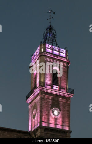 Torre illuminata di Eglise Saint Jean, Pezenas, Herault, Francia. Foto Stock