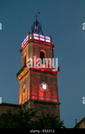 Torre illuminata di Eglise Saint Jean, Pezenas, Herault, Francia. Foto Stock