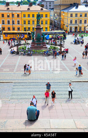 Helsinki, Finlandia - 26 luglio 2017: la Piazza del Senato e la gente seduta sulle scale a Helsinki Foto Stock