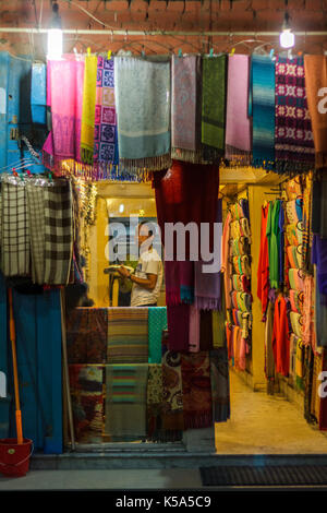 Kathmandu, Nepal - 9/23/2015: una sciarpa shop nel quartiere Thamel di Kathmandu, Nepal. Foto Stock