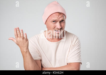 Colpo di elegante giovane uomo caucasico scrollare le spalle gesti con le mani. Foto Stock