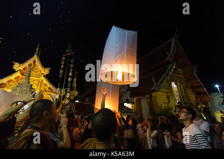 Chiang Mai, Thailandia - 12/30/2015: un gruppo rilascia lanterne galleggianti in un tempio buddista per la vigilia di capodanno in Chiang Mai, Thailandia. Foto Stock