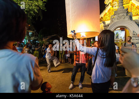 Chiang Mai, Thailandia - 12/30/2015: popolo thai celebrare e rilascio lanterne galleggianti in un tempio buddista per la vigilia di capodanno in Chiang Mai, Thailandia. Foto Stock
