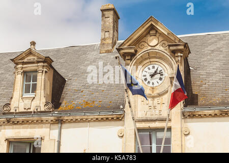 Noirmoutier, Francia - luglio 03, 2017 : architettura dettaglio del municipio di noirmoutier, la Francia con il suo orologio Foto Stock