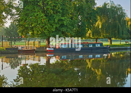 Stratford upon Avon e la mattina presto autunno riflessioni sul fiume Avon con una stretta barca ormeggiata presso la vecchia catena traversata in traghetto. Foto Stock