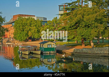 Stratford upon Avon e la mattina presto autunno riflessioni sul fiume Avon con una vista al Royal Shakespeare Theatre. Foto Stock