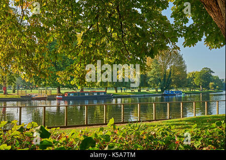 Stratford upon Avon un inizio di mattina autunno riflessioni sul fiume Avon, strette con barche ormeggiate vicino alla vecchia catena ferry crossing point. Foto Stock