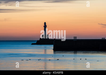 Il faro alla fine del mare principale parete d'ingresso al porto di Aberdeen. Foto Stock