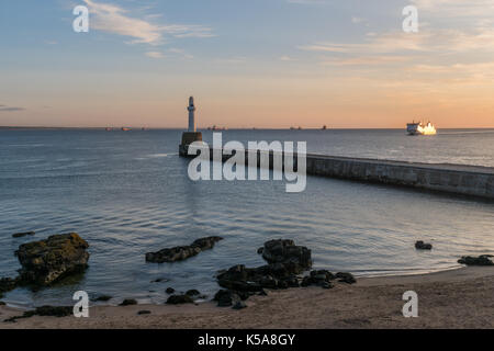 Approcci di traghetti del porto di Aberdeen con olio servizio navi all'orizzonte. Foto Stock