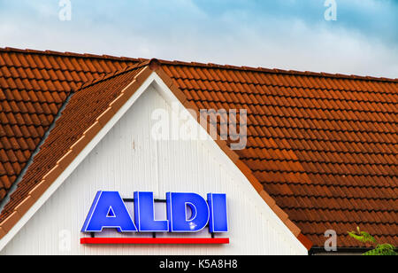 Templin, Germania - 31 Ago, 2017: dettaglio sulla facciata a aldi sconto supermercato a templin, uckermark distretto di Brandeburgo, Germania. aldi è un Foto Stock