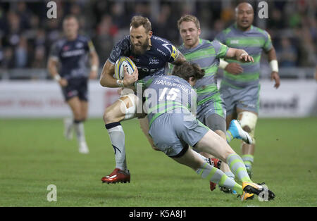 Vendita squali" Byron mcguigan è affrontato da newcastle Falcon's simon hammersley, durante la aviva premiership corrispondono all'aj bell stadium, Salford. press association foto. picture Data: venerdì 8 settembre 2017. vedere pa storia rugbyu vendita. Photo credit dovrebbe leggere: martin rickett/pa filo. restrizioni: solo uso editoriale. uso non commerciale. Foto Stock