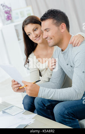 Preoccupato per il giovane la lettura di un importante notifica in una lettera Foto Stock