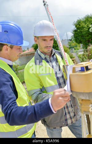 Gli ingegneri civili con teodolite Foto Stock