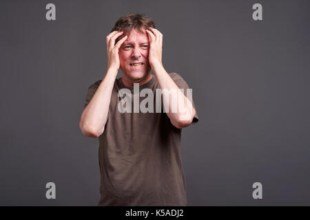 Un Medioevo l'uomo con un mal di testa Foto Stock