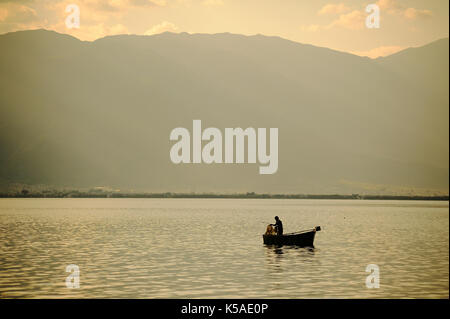 Dalì,Cina - Ott 5,2014:i pescatori sono la pesca in Lago Erhai al tramonto,Dali,Yunnan,Cina. Foto Stock