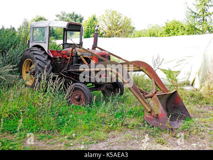 Un vecchio Nuffield Universal trattore con dispositivo di sollevamento idraulico. Foto Stock