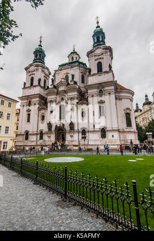 La Chiesa di San Nicola e la Piazza della Città Vecchia di Praga Foto Stock