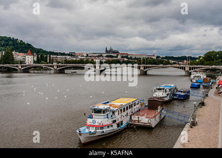 Il fiume Moldava, legioni' Bridge e il Castello di Praga Foto Stock