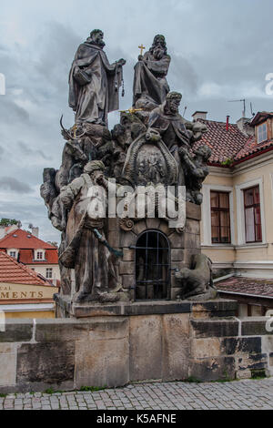 Statue di Giovanni di Matha, Felice de Valois e San Ivan, Charles Bridge, Praga Foto Stock