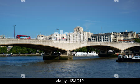 Autobus rossi attraversando il ponte di Waterloo a Londra al sole Foto Stock