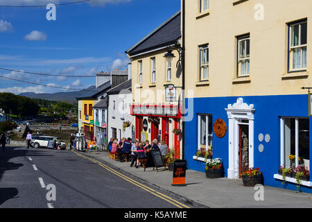 I bar e i negozi lungo la strada principale di Roundstone in Connemara, nella contea di Galway, Repubblica di Irlanda Foto Stock