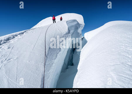 Arrampicata in montagna sul artesonraju, santa cruz valley, cordillera blanca, Perù Foto Stock