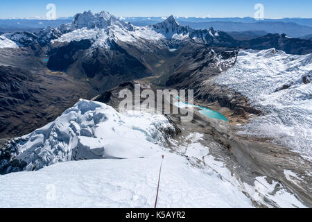 Arrampicata in montagna sul Artesonraju, Santa Cruz valley, Cordillera Blanca, Perù Foto Stock