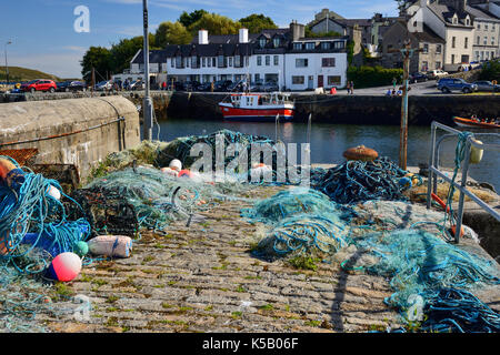 Le reti da pesca sulla banchina al porto di Roundstone in Connemara, nella contea di Galway, Repubblica di Irlanda Foto Stock