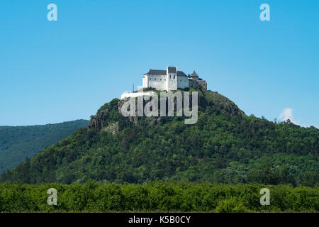 Castello fuzer sulla collina in Ungheria orientale Foto Stock