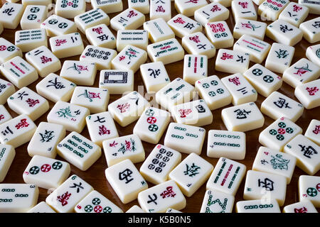 Mahjong piastrelle sparsi su un tavolo di legno Foto Stock