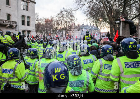 Messa le proteste degli studenti e dei disordini civili di Londra contro aumenta in università tasse universitarie. Foto Stock